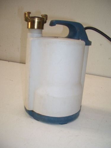 Flachsaugpumpe saugt bis 3mm ab
